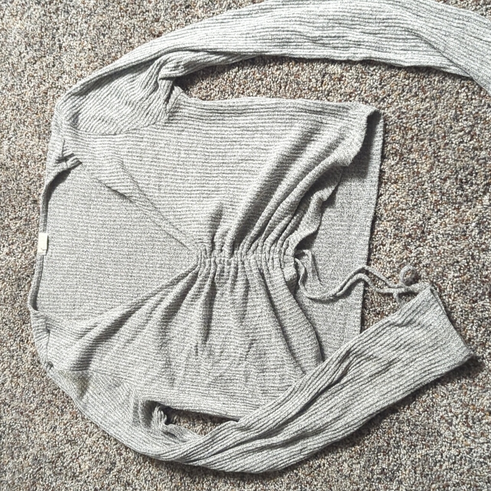 Grey long sleeve cropped shirt